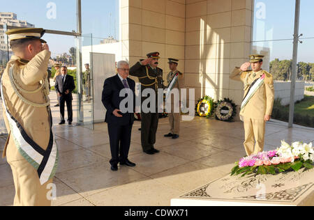 Il 30 agosto 2011 - Ramallah, West Bank - il presidente palestinese Mahmoud Abbas (Abu Mazen) stabilisce una corona presso la tomba del compianto presidente palestinese Yasser Arafat durante il primo giorno di Eid al-Fitr nella West Bank città di Ramallah. Eid al-Fitr segna la fine del il mese del Ramadan. (Credi Foto Stock