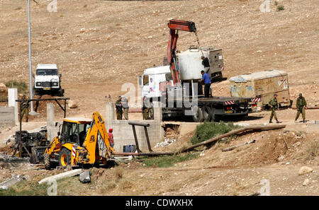 Soldati israeliani circondano un bulldozer che distrugge un acqua palestinese e in Cisgiordania settentrionale villaggio di Al-Nassariya, Giovedì, Settembre 8, 2011. Il popolo israeliano di amministrazione civile raccontato Palestinesi residenti nel villaggio i pozzetti vengono distrutte di mancare la corretta permessi di costruzione. Il mi Foto Stock