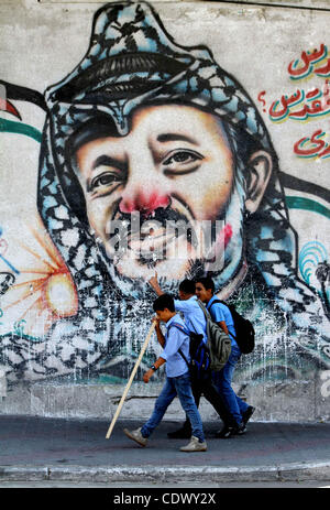 Sett. 17, 2011 - Gaza City, nella Striscia di Gaza - scuola palestinese i bambini a piedi nella parte anteriore di una pittura murale del tardo leader palestinese Y. Arafat. I palestinesi stanno preparando a presentare una richiesta formale per diventare il 194th membro delle Nazioni Unite quando l Assemblea Generale inizia le sue riunioni a settembre Foto Stock