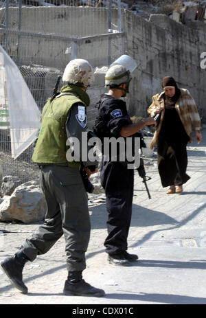 Una donna Palestinese passeggiate ultimi soldati israeliani di guardia in Gerusalemme est quartiere di Silwan, Giovedì, Settembre 29, 2011. Israele martedì ha approvato la costruzione di 1.100 case per gli ebrei sulla terra allegata nella West Bank, una mossa che potrebbe complicare gli sforzi internazionali volti a rinnovare il pisello Foto Stock