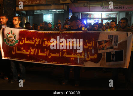 Palestinesi sostenitori di Hamas prendere parte a una manifestazione di protesta nella città di Gaza Ottobre 5, 2011, per dimostrare la loro solidarietà con i prigionieri palestinesi detenuti nelle prigioni israeliane. Centinaia di palestinesi nelle carceri israeliane hanno aderito a uno sciopero della fame per protestare contro il peggioramento di condizioni carcerarie il ministro palestinese Foto Stock