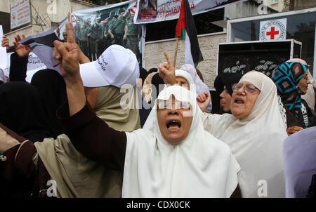 Le donne palestinesi prendere parte a una manifestazione di protesta nella città di Gaza ott, 06, 2011, a mostrare solidarietà con i prigionieri palestinesi detenuti nelle prigioni israeliane. Centinaia di palestinesi nelle carceri israeliane hanno aderito a uno sciopero della fame per protestare contro il peggioramento di condizioni carcerarie il ministro palestinese per la vicenda prigioniero Foto Stock