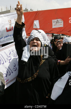 Le donne palestinesi prendere parte a una manifestazione di protesta per chiedere la liberazione di prigionieri palestinesi dalle carceri israeliane e a sostegno dei detenuti in sciopero della fame il Ott 11, 2011 a Rafah, sud della striscia di Gaza. Centinaia di palestinesi nelle carceri israeliane hanno aderito a uno sciopero della fame per protestare contro il peggioramento pr Foto Stock