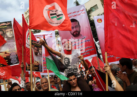 Palestinesi chant slogan che prendono parte ad una manifestazione che celebra un prigioniero di swap tra Hamas e Israele nella Striscia di Gaza City Ottobre 12, 2011. Gli israeliani ha accolto con favore il mercoledì un importante prigioniero swap che libererà soldier Gilad Shalit dopo cinque anni in cattività in ritorno per il rilascio di 1.000 Pales Foto Stock