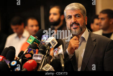 18 ottobre 2011 - Il Cairo, il Cairo, Egitto - esuli palestinesi leader di Hamas Khaled Meshaal risolve una riunione con una quarantina di prigionieri palestinesi che erano stati liberati da Israele ma sono di essere deportati oltremare, al Cairo il 18 ottobre 2011. Soldato israeliano Gilad Shalit è stato rilasciato in un accordo storico che anche Foto Stock