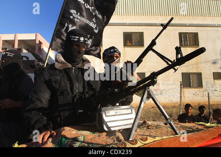 20 ott. 2011 - Nusairat, Striscia di Gaza, Territori palestinesi - l esercito dell Islam militanti patrol durante la loro visita al liberati prigionieri palestinesi in Nusairat nella zona centrale della striscia di Gaza il 20 ottobre 2011.non è il momento giusto per senso di pace israelo-palestinese, colloqui con il Primo ministro palestinese Salam Foto Stock