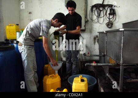 Ottobre 24, 2011 - Ramallah, West Bank, Territorio palestinese - palestinesi la produzione di olio di oliva in fabbrica d'olio d'oliva nella West Bank villaggio di Deir Bezia vicino al West Bank città di Ramallah il 23 ottobre 2011 durante la raccolta delle olive stagione. L' agricoltura è un settore importante della palestinese per la CE Foto Stock