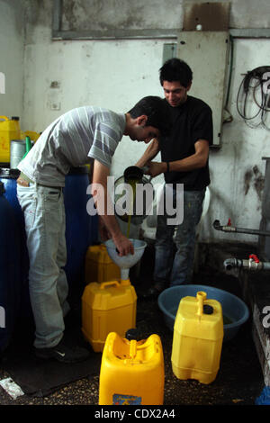 Ottobre 24, 2011 - Ramallah, West Bank, Territorio palestinese - palestinesi la produzione di olio di oliva in fabbrica d'olio d'oliva nella West Bank villaggio di Deir Bezia vicino al West Bank città di Ramallah il 23 ottobre 2011 durante la raccolta delle olive stagione. L' agricoltura è un settore importante della palestinese per la CE Foto Stock