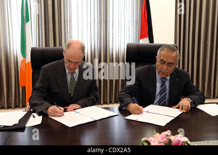 Ottobre 24, 2011 - Ramallah, West Bank, Territorio palestinese - il primo ministro palestinese Salam Fayyad durante una cerimonia di firma con il governo irlandese su 24 Ottobre, 2011, nella città di Ramallah. Foto di Mustafa Abu Dayeh (credito Immagine: © Mustafa Abu Dayeh Apaimages APA/images/ZUMAPRESS.com) Foto Stock