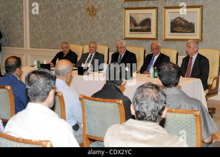 Ottobre 31, 2011 - Agenda di Doha, Doha, Qatar - il presidente palestinese Mahmoud Abbas incontra il liberati prigionieri palestinesi che hanno rilasciato al Qatar a Doha il 31 ottobre 2011. Foto di Thaer Ganaim (credito Immagine: © Thaer Ganaim Apaimages APA/images/ZUMAPRESS.com) Foto Stock