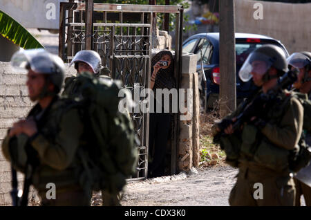 Nov. 12, 2011 - Ramallah, West Bank, Territorio palestinese - soldati israeliani prendere posizioni durante gli scontri tra forze di sicurezza israeliane e dimostranti palestinesi a una protesta settimanale in Cisgiordania villaggio di Nabi Saleh, vicino a Ramallah Novembre 11, 2011. Foto di Issam Rimawi (credito immagine: Foto Stock