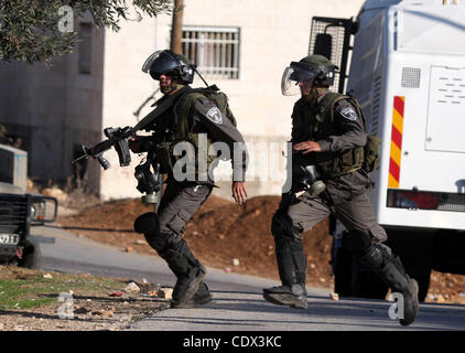 Nov. 12, 2011 - Ramallah, West Bank, Territorio palestinese - soldati israeliani prendere posizioni durante gli scontri tra forze di sicurezza israeliane e dimostranti palestinesi a una protesta settimanale in Cisgiordania villaggio di Nabi Saleh, vicino a Ramallah Novembre 11, 2011. Foto di Issam Rimawi (credito immagine: Foto Stock