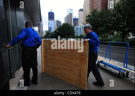 Agosto 27, 2011 - Manhattan, New York, Stati Uniti - Lavoratori di manutenzione la scheda del Ritz Carlton Hotel in Battery Park City come uragano Irene teste per New York. (Credito Immagine: © Bryan Smith/ZUMAPRESS.com) Foto Stock