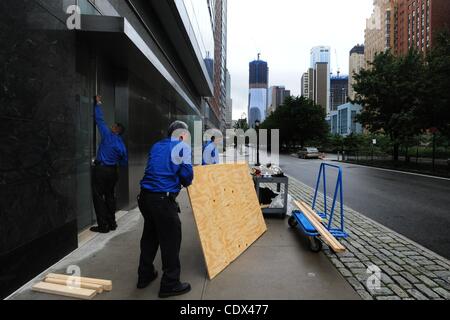 Agosto 27, 2011 - Manhattan, New York, Stati Uniti - Lavoratori di manutenzione la scheda del Ritz Carlton Hotel in Battery Park City come uragano Irene teste per New York. (Credito Immagine: © Bryan Smith/ZUMAPRESS.com) Foto Stock