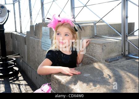 Sett. 13, 2011 - Manhattan, New York, Stati Uniti - EDEN LEGNO - star dello show televisivo, ''bimbi e diademi" celebra la Settimana della moda e promuovere il suo libro ''dalla culla alla corona'' e CD, ''Cutie Patootie'' in cima all'Empire State Building sul 86º piano osservatorio. (Credito Ima Foto Stock