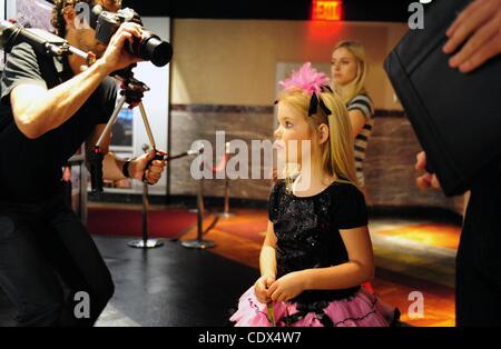 Sett. 13, 2011 - Manhattan, New York, Stati Uniti - EDEN LEGNO - star dello show televisivo, ''bimbi e diademi" celebra la Settimana della moda e promuovere il suo libro ''dalla culla alla corona'' e CD, ''Cutie Patootie'' in cima all'Empire State Building sul 86º piano osservatorio. (Credito Ima Foto Stock