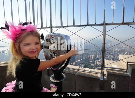 Sett. 13, 2011 - Manhattan, New York, Stati Uniti - EDEN LEGNO - star dello show televisivo, ''bimbi e diademi" celebra la Settimana della moda e promuovere il suo libro ''dalla culla alla corona'' e CD, ''Cutie Patootie'' in cima all'Empire State Building sul 86º piano osservatorio. (Credito Ima Foto Stock