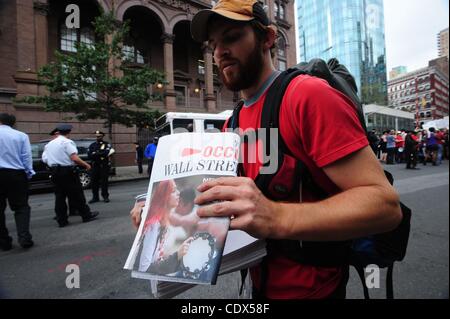 1 ottobre, 2011 - New York New York, Stati Uniti - Attivisti fuori mano copie di ''l'occupato Wall Street Journal'' un giornale che dettaglia l'occupazione di Wall Street campagna. (Credito Immagine: © Bryan Smith/ZUMAPRESS.com) Foto Stock