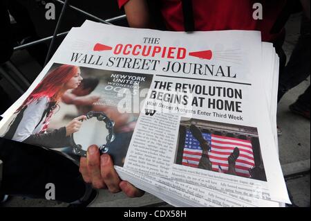 1 ottobre, 2011 - New York New York, Stati Uniti - Attivisti fuori mano copie di ''l'occupato Wall Street Journal'', un giornale che dettaglia l'occupazione di Wall Street campagna. (Credito Immagine: © Bryan Smith/ZUMAPRESS.com) Foto Stock