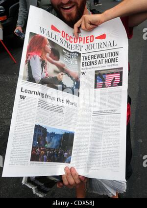 1 ottobre, 2011 - New York New York, Stati Uniti - Attivisti fuori mano copie di ''l'occupato Wall Street Journal'' un giornale che dettaglia l'occupazione di Wall Street campagna. (Credito Immagine: © Bryan Smith/ZUMAPRESS.com) Foto Stock