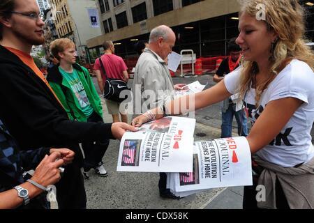 1 ottobre, 2011 - New York New York, Stati Uniti - Attivisti fuori mano copie di ''l'occupato Wall Street Journal'' un giornale che dettaglia l'occupazione di Wall Street campagna. (Credito Immagine: © Bryan Smith/ZUMAPRESS.com) Foto Stock