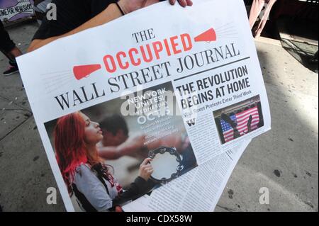 1 ottobre, 2011 - New York New York, Stati Uniti - Attivisti fuori mano copie di ''l'occupato Wall Street Journal'' un giornale che dettaglia l'occupazione di Wall Street campagna. (Credito Immagine: © Bryan Smith/ZUMAPRESS.com) Foto Stock