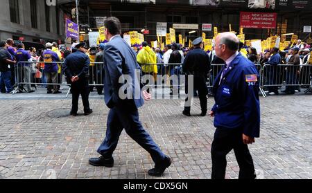 Ottobre 12, 2011 - Manhattan, New York, Stati Uniti - I membri del SEIU Local 32BJ rally vicino a Wall Street. (Credito Immagine: © Bryan Smith/ZUMAPRESS.com) Foto Stock