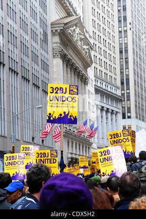 Ottobre 12, 2011 - Manhattan, New York, Stati Uniti - I membri del SEIU Local 32BJ rally vicino a Wall Street. (Credito Immagine: © Bryan Smith/ZUMAPRESS.com) Foto Stock