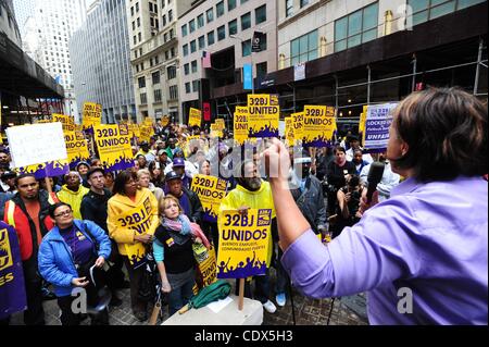 Ottobre 12, 2011 - Manhattan, New York, Stati Uniti - I membri del SEIU Local 32BJ rally vicino a Wall Street. (Credito Immagine: © Bryan Smith/ZUMAPRESS.com) Foto Stock