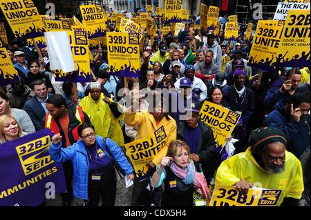 Ottobre 12, 2011 - Manhattan, New York, Stati Uniti - I membri del SEIU Local 32BJ rally vicino a Wall Street. (Credito Immagine: © Bryan Smith/ZUMAPRESS.com) Foto Stock