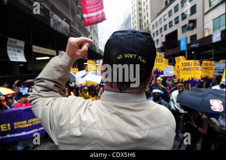 Ottobre 12, 2011 - Manhattan, New York, Stati Uniti - I membri del SEIU Local 32BJ rally vicino a Wall Street. (Credito Immagine: © Bryan Smith/ZUMAPRESS.com) Foto Stock