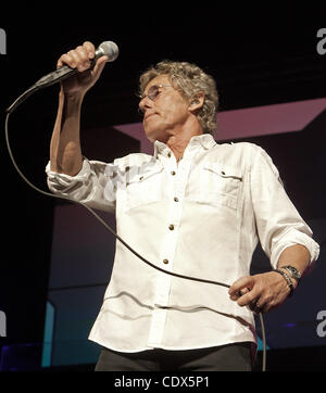 16 ottobre 2011 - Broomfield, Colorado, Stati Uniti - Cantante ROGER DALTREY esegue il chi è Tommy dal vivo di fronte a una platea gremita presso 1st. Bank Center di Broomfield domenica notte. (Credito Immagine: © Hector Acevedo/ZUMAPRESS.com) Foto Stock