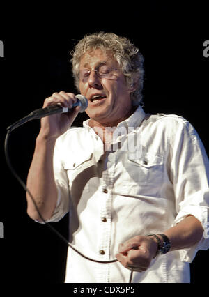 16 ottobre 2011 - Broomfield, Colorado, Stati Uniti - Cantante ROGER DALTREY esegue il chi è Tommy dal vivo di fronte a una platea gremita presso 1st. Bank Center di Broomfield, CO domenica notte. (Credito Immagine: © Hector Acevedo/ZUMAPRESS.com) Foto Stock