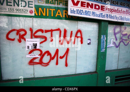 Agosto 09, 2011 - Buenos Aires, Buenos Aires, Argentina - propaganda elettorale come Argentina si appresta a votare questo mese. Le campagne elettorali in Argentina sono spesso lottato per le strade con graffitti grezzo e campagne di poster, la maggior parte di esso unattributed a qualsiasi gruppo particolare e spesso illegale. P corrente Foto Stock