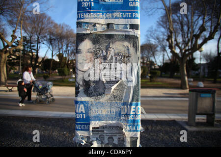 Agosto 09, 2011 - Buenos Aires, Buenos Aires, Argentina - propaganda elettorale come Argentina si appresta a votare questo mese. Le campagne elettorali in Argentina sono spesso lottato per le strade con graffitti grezzo e campagne di poster, la maggior parte di esso unattributed a qualsiasi gruppo particolare e spesso illegale. P corrente Foto Stock