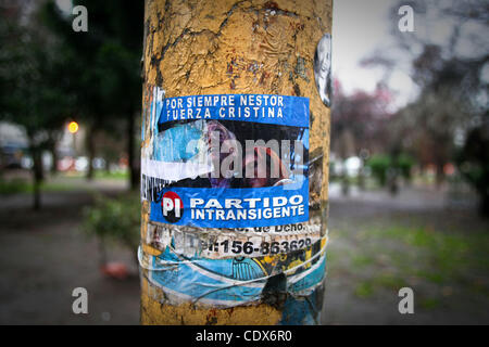 Agosto 09, 2011 - Buenos Aires, Buenos Aires, Argentina - propaganda elettorale come Argentina si appresta a votare questo mese. Le campagne elettorali in Argentina sono spesso lottato per le strade con graffitti grezzo e campagne di poster, la maggior parte di esso unattributed a qualsiasi gruppo particolare e spesso illegale. P corrente Foto Stock