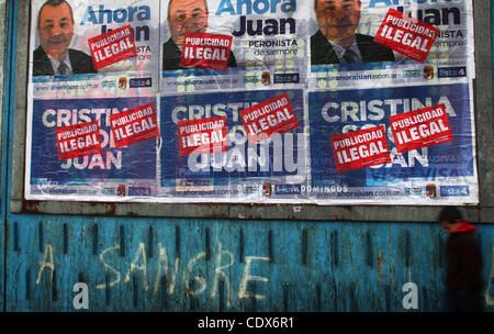 Agosto 09, 2011 - Buenos Aires, Buenos Aires, Argentina - propaganda elettorale come Argentina si appresta a votare questo mese. Le campagne elettorali in Argentina sono spesso lottato per le strade con graffitti grezzo e campagne di poster, la maggior parte di esso unattributed a qualsiasi gruppo particolare e spesso illegale. P corrente Foto Stock