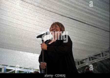 Aug 13, 2011 - San Jose, California, Stati Uniti d'America - MAVIS STAPLES suona dal vivo al ventiduesimo annuale di San Jose Jazz Festival. (Credito Immagine: © Jerome Brunet/Zuma Press) Foto Stock
