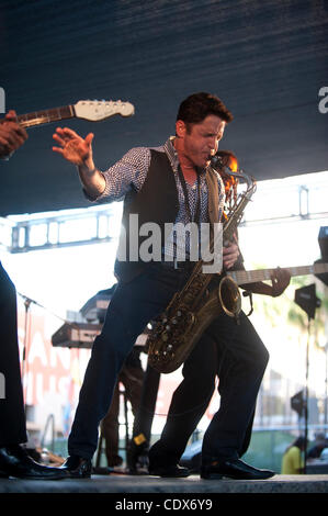 Aug 13, 2011 - San Jose, California, Stati Uniti d'America - DAVE KOZ suona dal vivo al ventiduesimo annuale di San Jose Jazz Festival. (Credito Immagine: © Jerome Brunet/Zuma Press) Foto Stock