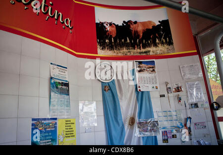 Oct 31, 2011 - Mar del Plata, Buenos Aires, Argentina - Domencio Amalfitano possiede tre 'La Martina' carnicerias (macellerie) a Mar del Plata. Egli dice che quando egli per primo è entrato in azienda 50 anni fa il consumo medio annuo di carni bovine per persona in Argentina è stata 98kg per anno. Che figura ha Foto Stock