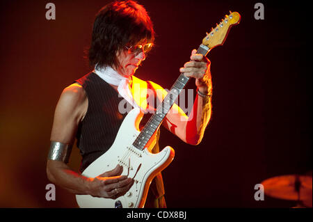 Nov. 2, 2011 - Napa California, Stati Uniti d'America - il leggendario chitarrista Jeff Beck suonare dal vivo presso il sold-out Uptown Theatre. (Credito Immagine: © Jerome Brunet / Zuma Press) Foto Stock