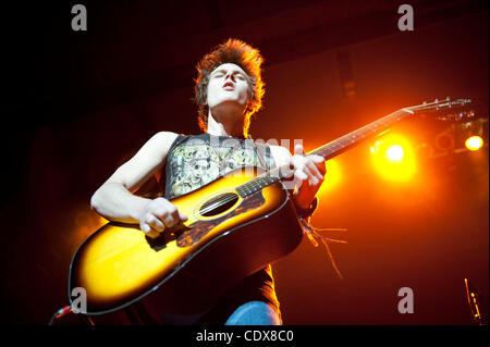 Nov. 1, 2011 - Napa California, Stati Uniti d'America - chitarrista TYLER BRYANT apertura per Jeff Beck al sold-out Uptown Theatre. (Credito Immagine: © Jerome Brunet / Zuma Press) Foto Stock