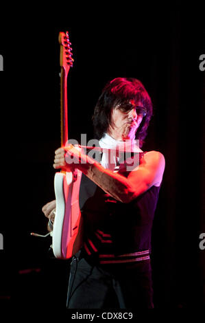 Nov. 1, 2011 - Napa California, Stati Uniti d'America - il leggendario chitarrista Jeff Beck suonare dal vivo presso il sold-out Uptown Theatre. (Credito Immagine: © Jerome Brunet / Zuma Press) Foto Stock