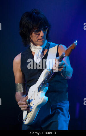 Nov. 2, 2011 - Napa California, Stati Uniti d'America - il leggendario chitarrista Jeff Beck suonare dal vivo presso il sold-out Uptown Theatre. (Credito Immagine: © Jerome Brunet / Zuma Press) Foto Stock