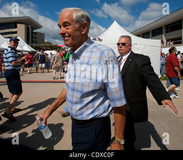 Agosto 13, 2011 - Ames, Iowa, USA - Candidato presidenziale repubblicano Ron Paul al 2011 Ames Straw Poll tenutosi nel campus di Iowa State University. (Credito Immagine: © James Colburn/ZUMAPRESS.com) Foto Stock