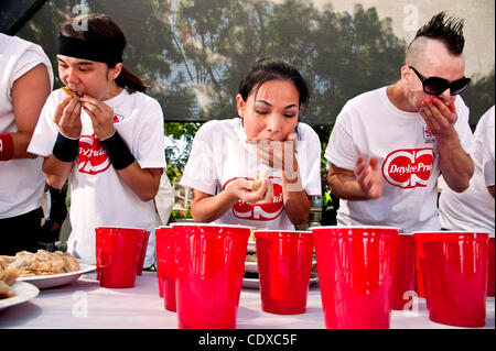 Agosto 20, 2011 - Los Angeles, California, Stati Uniti - I mangiatori di competitivo (L-R) MATT ''Megatoad'' STONIE, SONYA ''La vedova nera'' THOMAS E PATRICK BERTOLETTI stuff stessi con gyoza presso l annuale Settimana Nisei Festival. Bertoletti ate 264 gyoza (gnocchi di giapponese) in dieci minuti per impostare un nuovo mondo di r Foto Stock