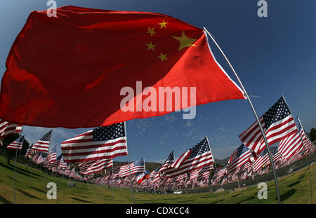 Una bandiera cinese si erge tra tre migliaia di bandierine americane a un monumento in onore delle vittime della sett. 11, 2001 attacchi terroristici, set da volontari sul prato del campus della Università di Pepperdine in Malibu, California il Sabato, Settembre 11, 2011. (Foto di Ringo Chiu / Zuma Press) Foto Stock
