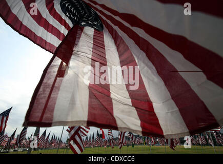 Tre migliaia di bandierine americane a un monumento in onore delle vittime della sett. 11, 2001 attacchi terroristici, set da volontari sul prato del campus della Università di Pepperdine in Malibu, California il Sabato, Settembre 11, 2011. (Foto di Ringo Chiu / Zuma Press) Foto Stock