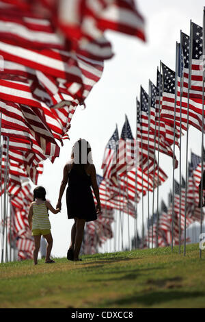 Tre migliaia di bandierine americane a un monumento in onore delle vittime della sett. 11, 2001 attacchi terroristici, set da volontari sul prato del campus della Università di Pepperdine in Malibu, California il Sabato, Settembre 11, 2011. (Foto di Ringo Chiu / Zuma Press) Foto Stock
