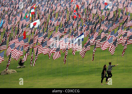 Tre migliaia di bandierine americane a un monumento in onore delle vittime della sett. 11, 2001 attacchi terroristici, set da volontari sul prato del campus della Università di Pepperdine in Malibu, California il Sabato, Settembre 11, 2011. (Foto di Ringo Chiu / Zuma Press) Foto Stock